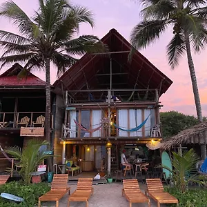 Velero Relax Hostel Guachaca